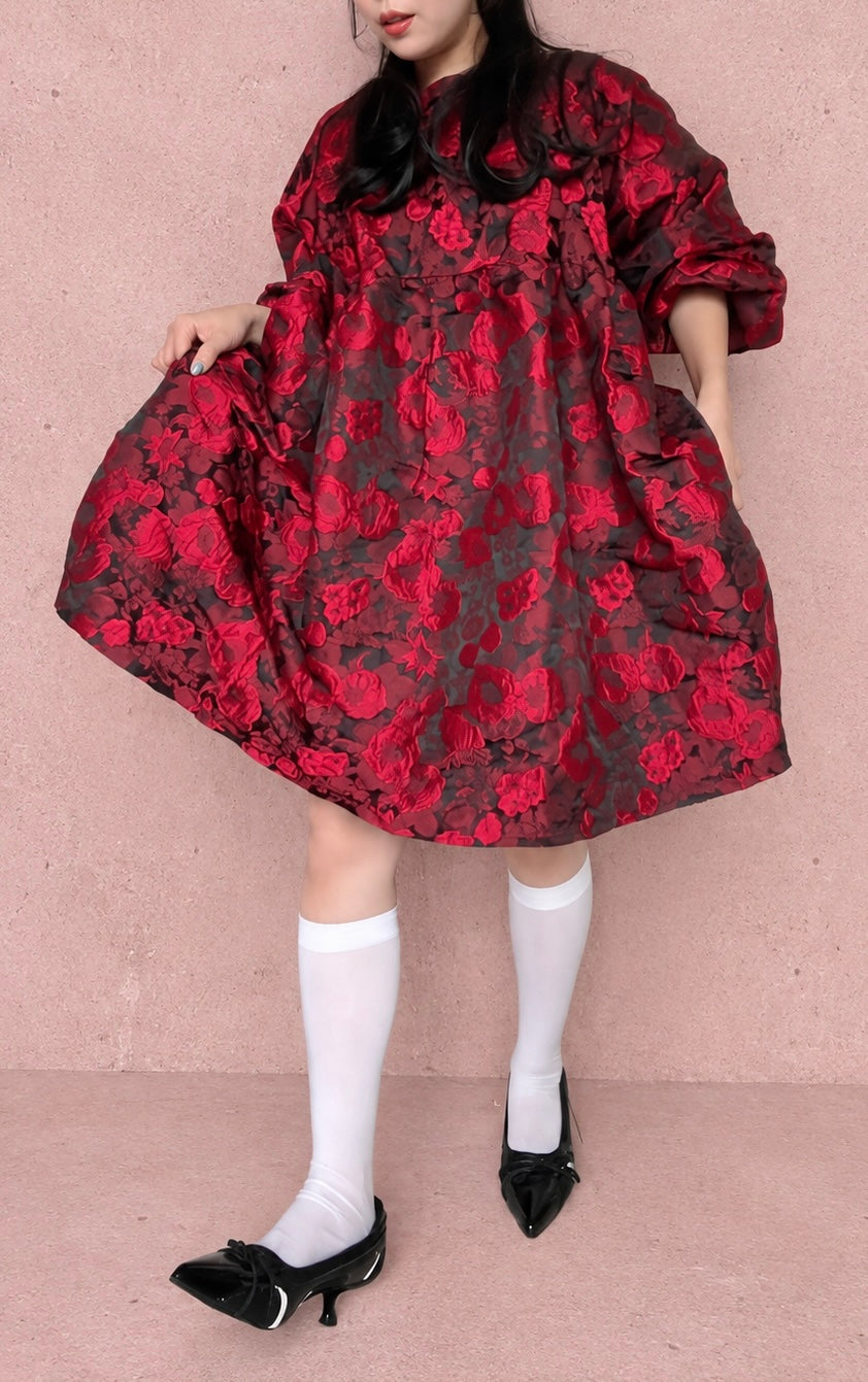 花の中で微笑むドレス